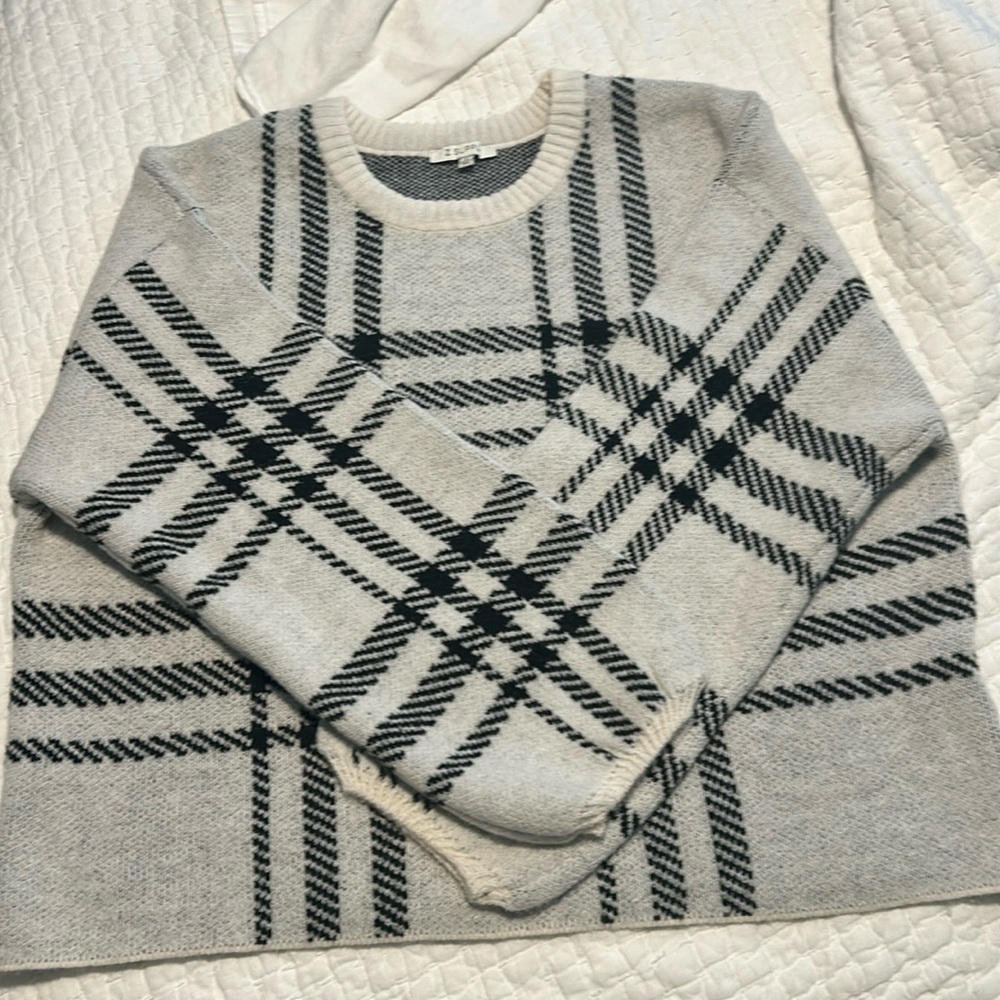 Adorable semi cropped sweater